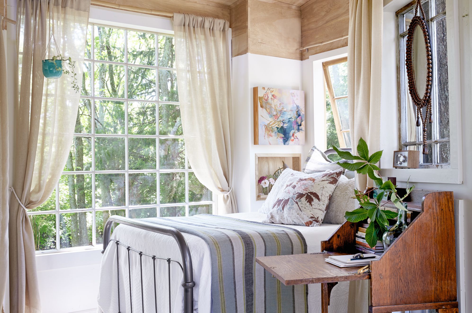 Vintage Charm: Create a vintage-inspired bedroom